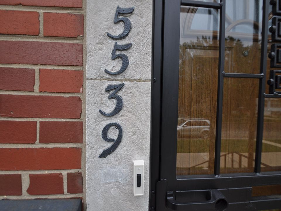 1st image of 5539 W Wrightwood Ave