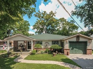 11875 Four Lakes Dr, South Lyon, MI