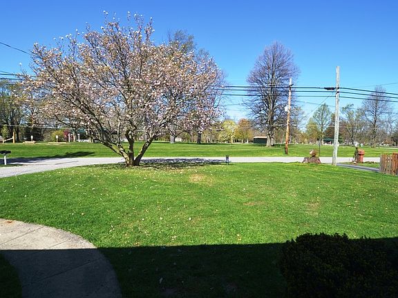 4th image of 911 Burlington Ave