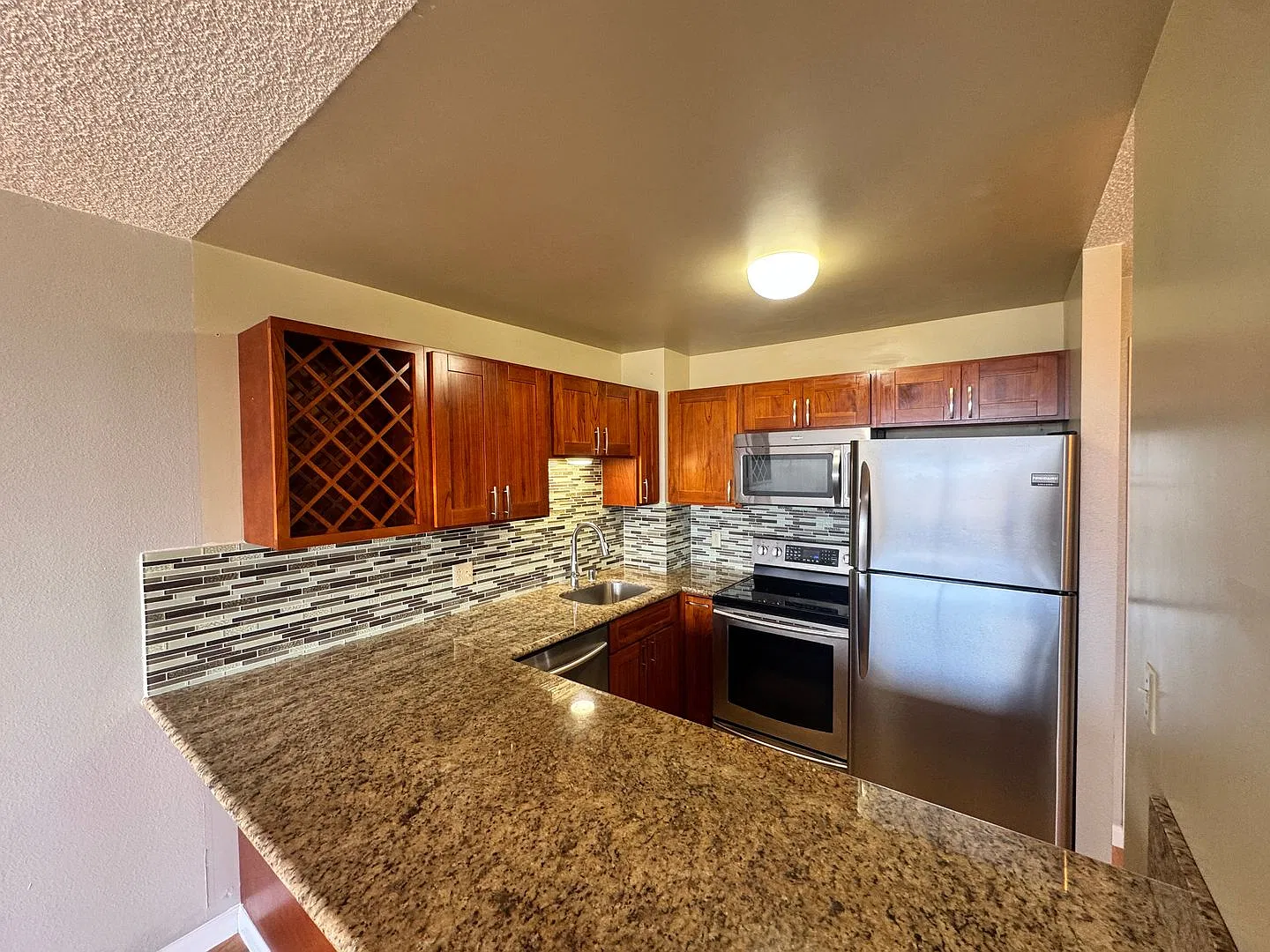 Updated 1 bed, 1 bath, 1 parking unit in Kukui Plaza Towers! — Photo 4