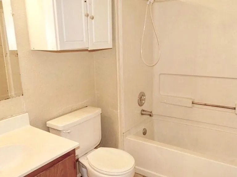 7422 Radford Trl — Photo 6