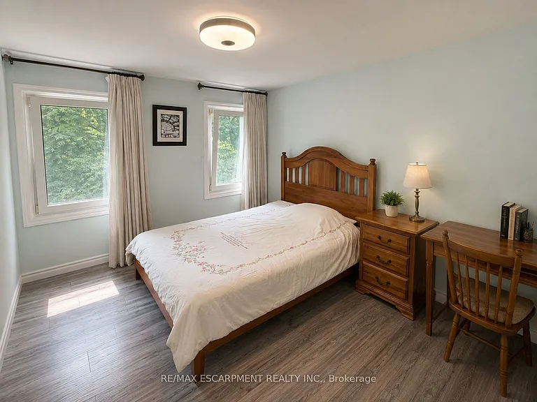 421 Canterbury Cres — Photo 11