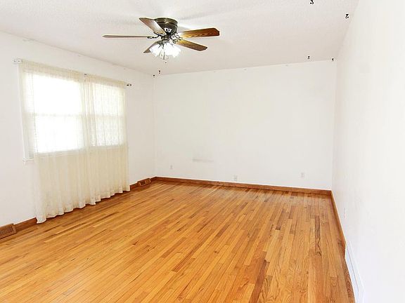 2nd image of 3233 Bordeau Dr
