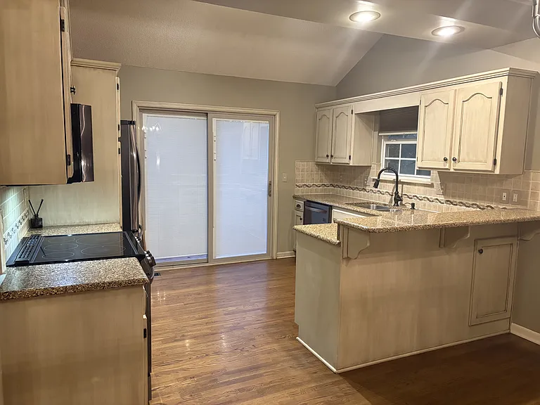 5325 NE Sunshine Dr — Photo 6
