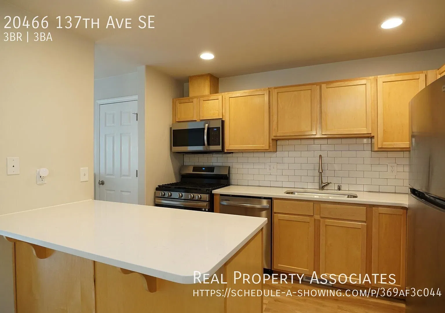 Newer Built Spacious Townhouse in the Hills of Kent Near Renton — Photo 4
