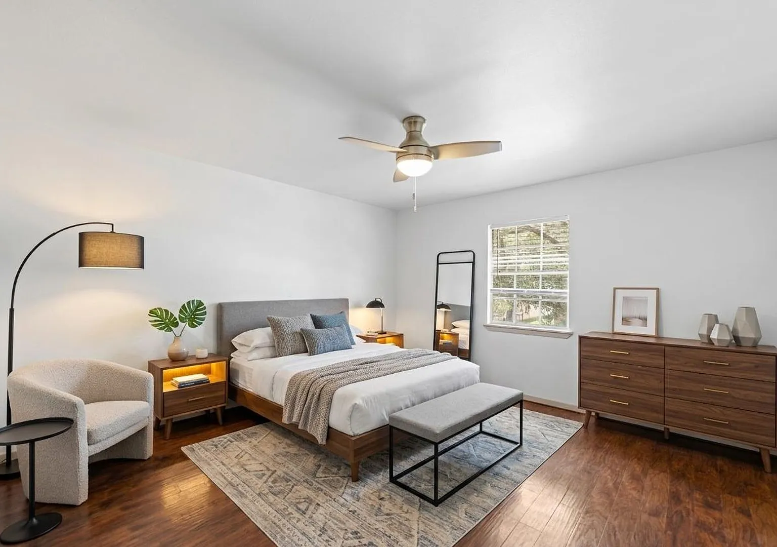 Centrally Located Apartment with Pool!! — Photo 4