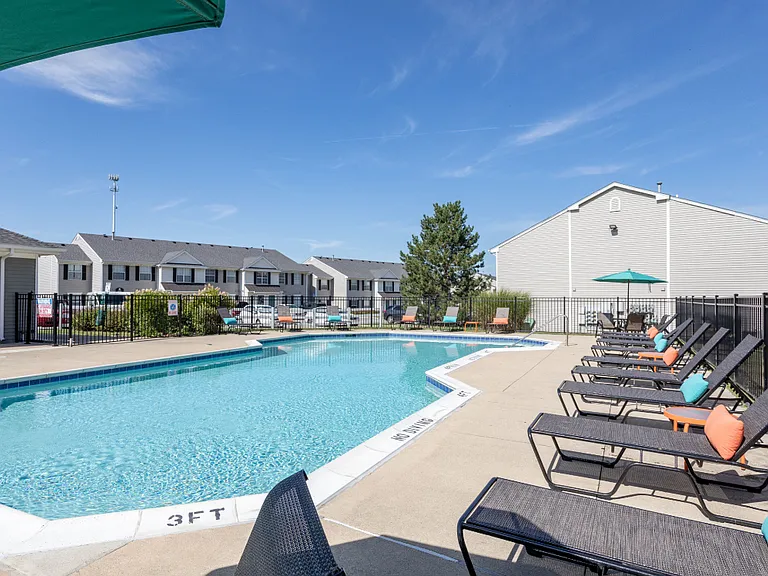 Arbor Club Sparkling Pool