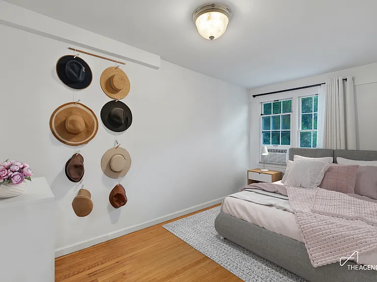 242 W 21st St #1B — Photo 4