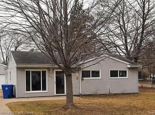 1051 Daffodil Dr, Waterford, MI 48327