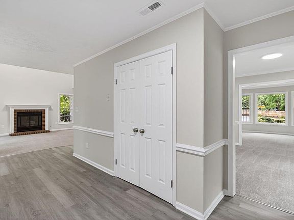 5th image of 824 Lancaster Ln