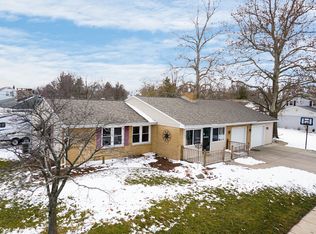 901 W Randolph St, Roanoke, IL