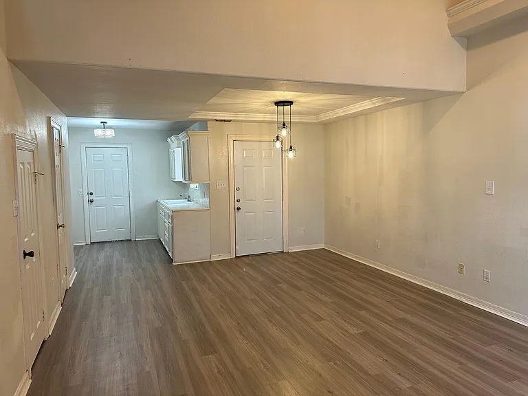 2421 N I St — Photo 2