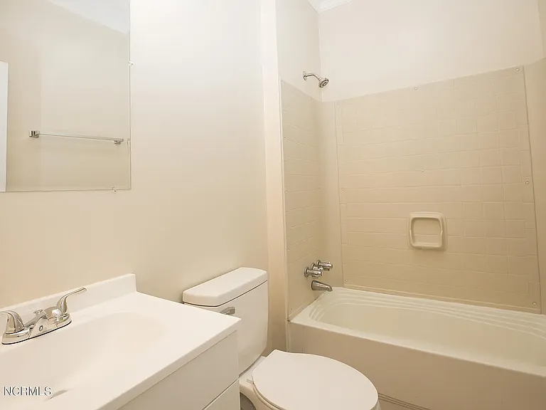 208 Robinson St — Photo 5