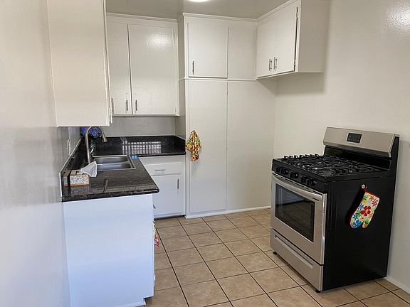3rd image of 1723 Grismer Ave #B31