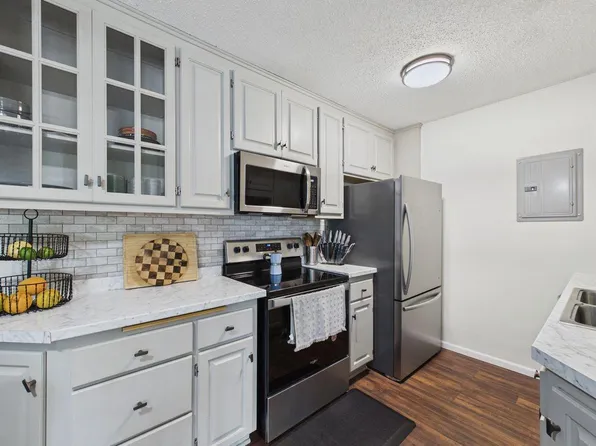 2801 Flag Ave N APT 222, New Hope, MN 55427