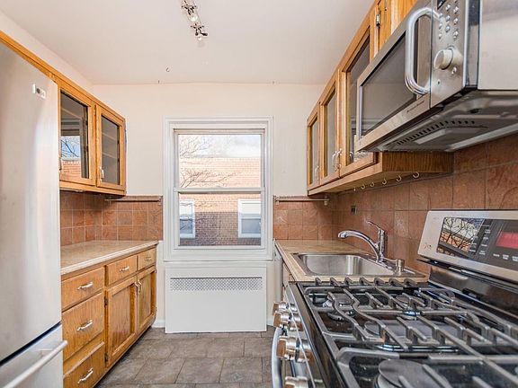 5th image of 6295 Broadway APT B1