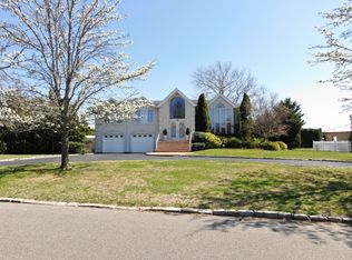 15 Thixton Dr, Hewlett, NY 11557