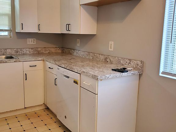 5th image of 27418 Groveland St