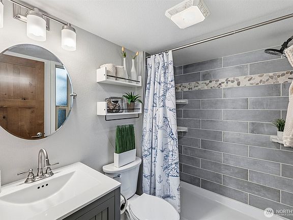 5th image of 304 E Pointes Drive E