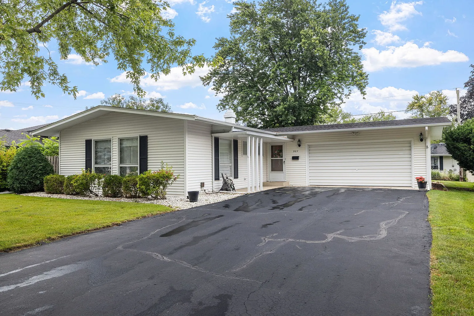927 Putnam Dr photo 1