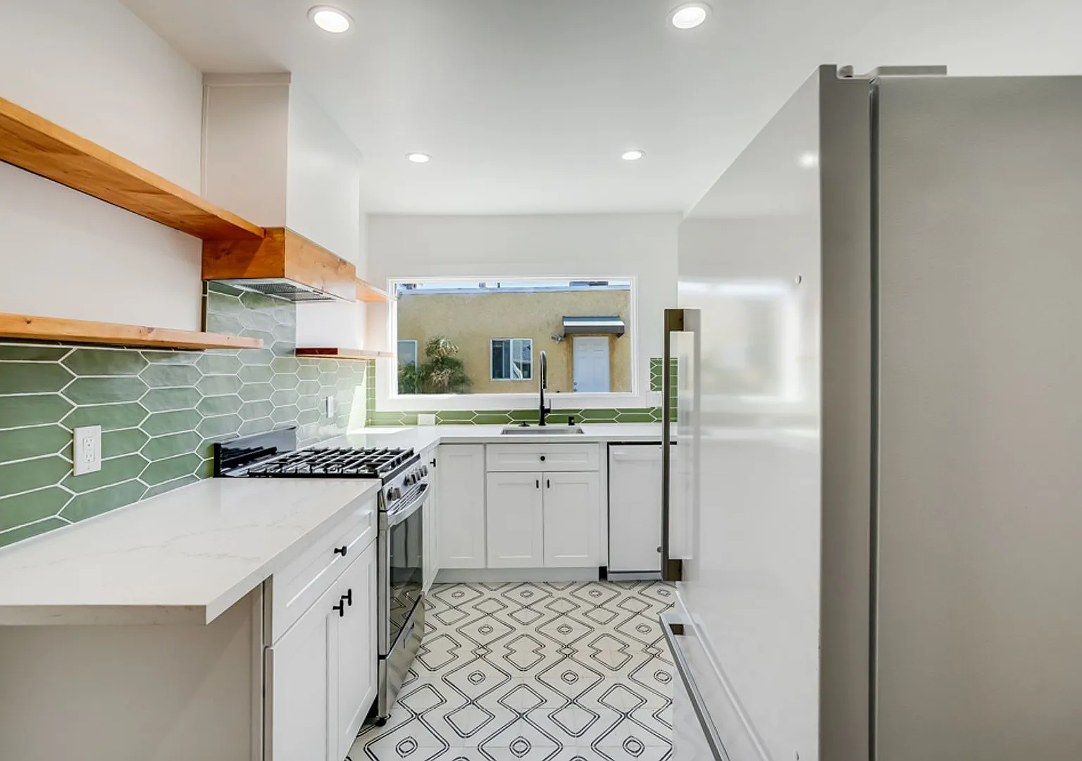 631 N Rampart Blvd — Photo 2
