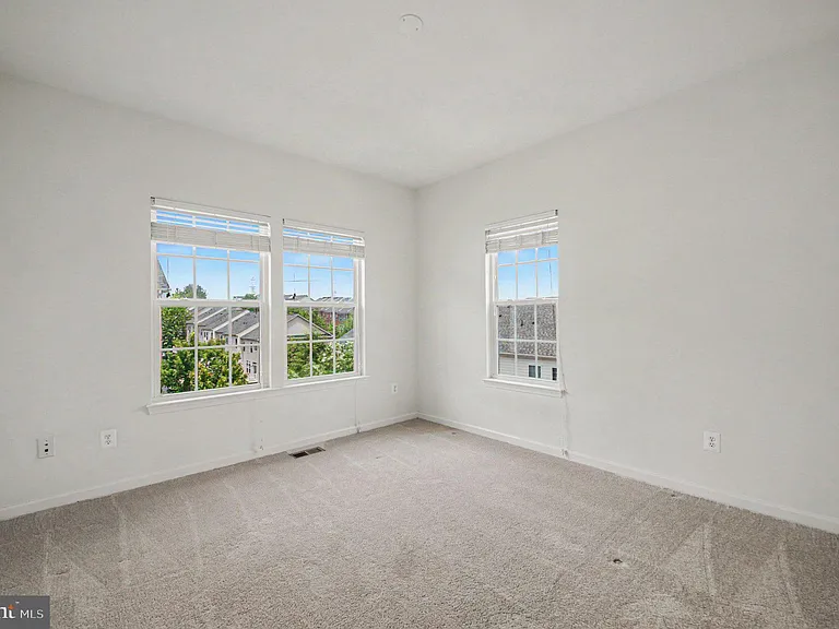 15131 Leicestershire St — Photo 19
