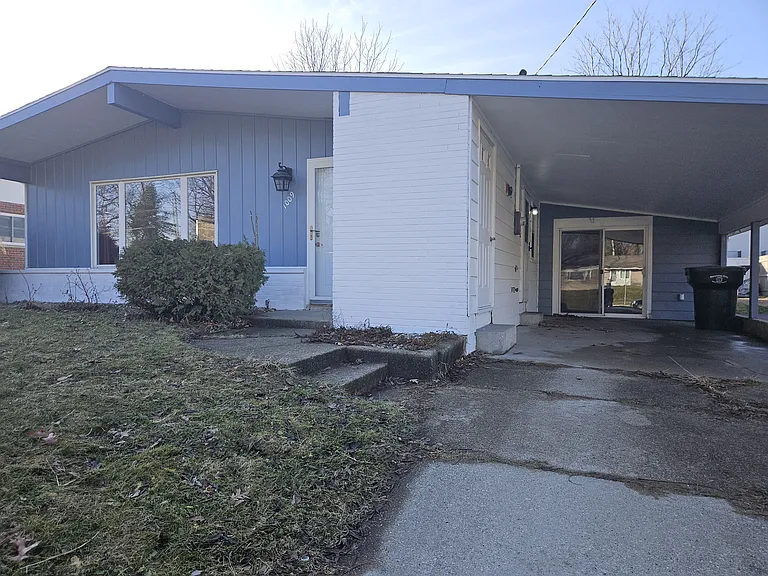 1009 N Twyckenham Dr — Photo 2