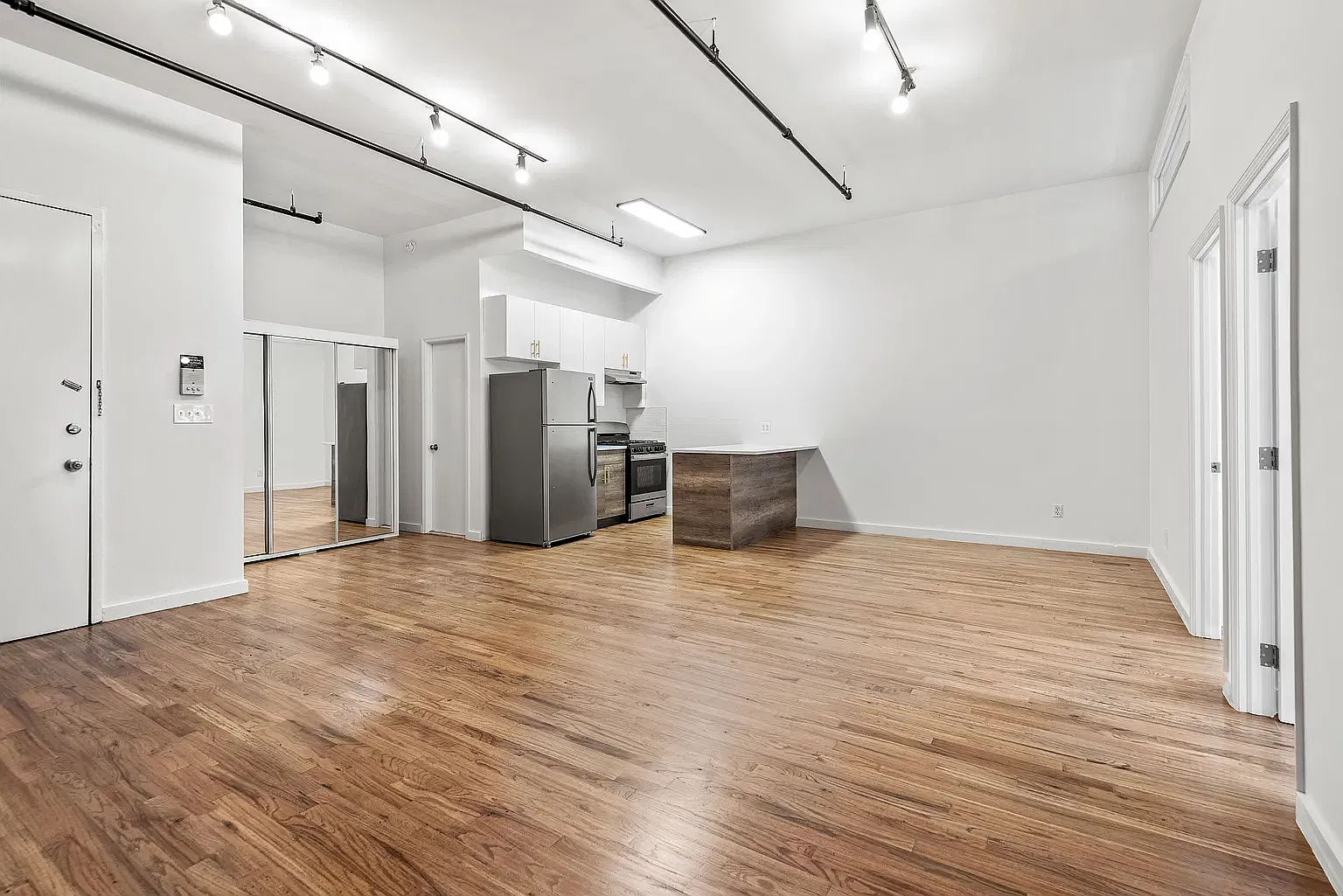 16 Manhattan Avenue — Photo 2