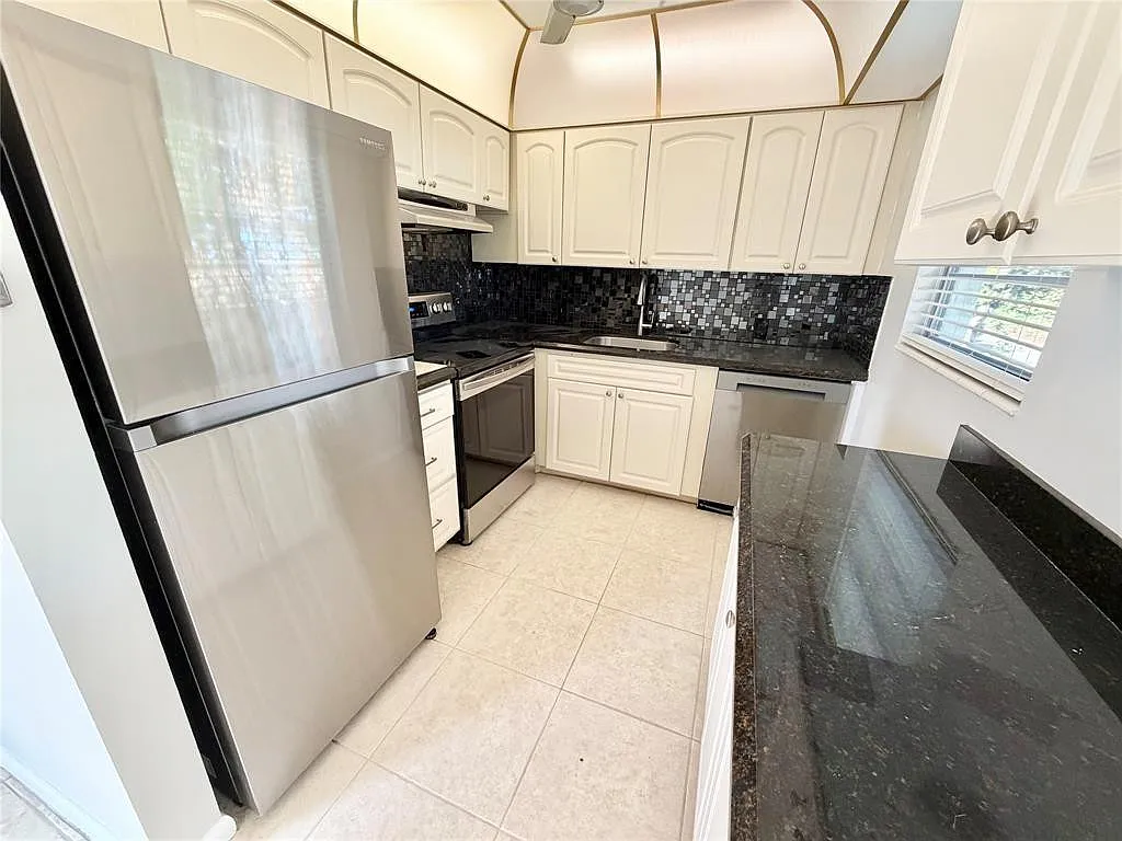2 bed, 1.5 bath, 840 sqft, $1,550 — Photo 3