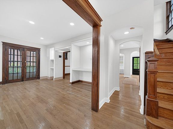 2nd image of 4024 20th St NE