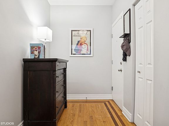 3rd image of 530 W Cornelia Ave APT 1S