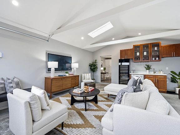 5th image of 1005 Hall St