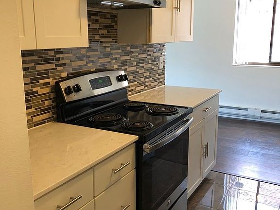 4th image of 421 Bellevue Ave E APT 202