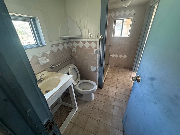 5th image of 701 E Lovett St #1