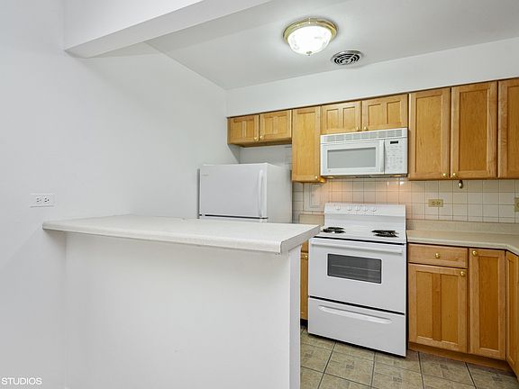 5th image of 420 W Aldine Ave APT 226