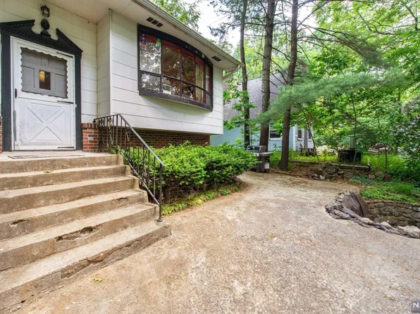 27 Kewaunee Rd, Vernon, NJ 07462