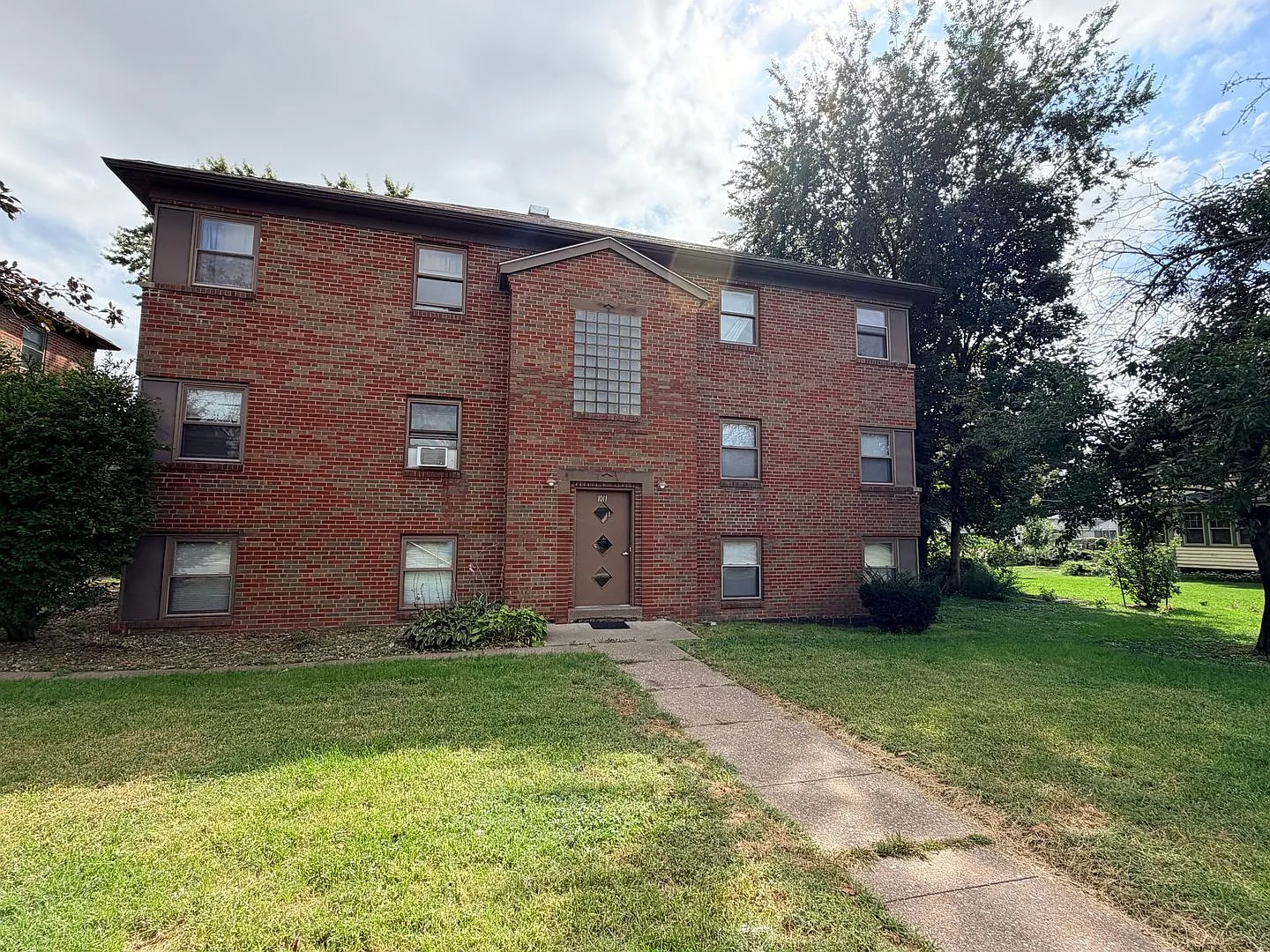 1011 W Locust St — Photo 1