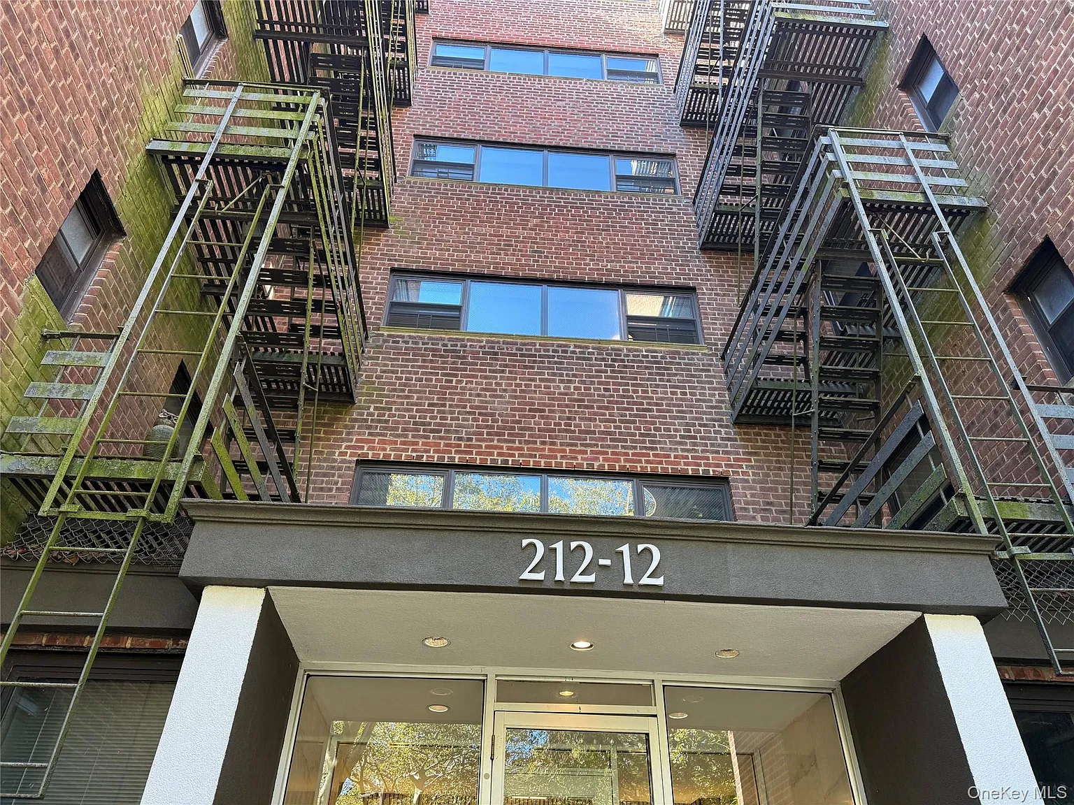 1 bed, 1.0 bath, 800 sqft, $2,400 — Photo 1
