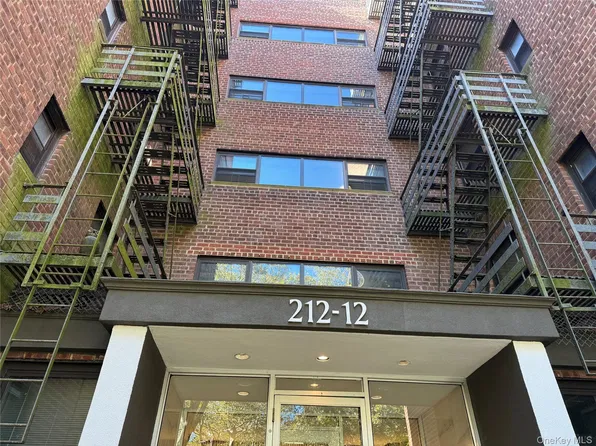 212-12 73rd Ave APT 4B, Oakland Gardens, NY 11364