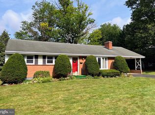 408 Fairway Dr, Lancaster, PA 17603