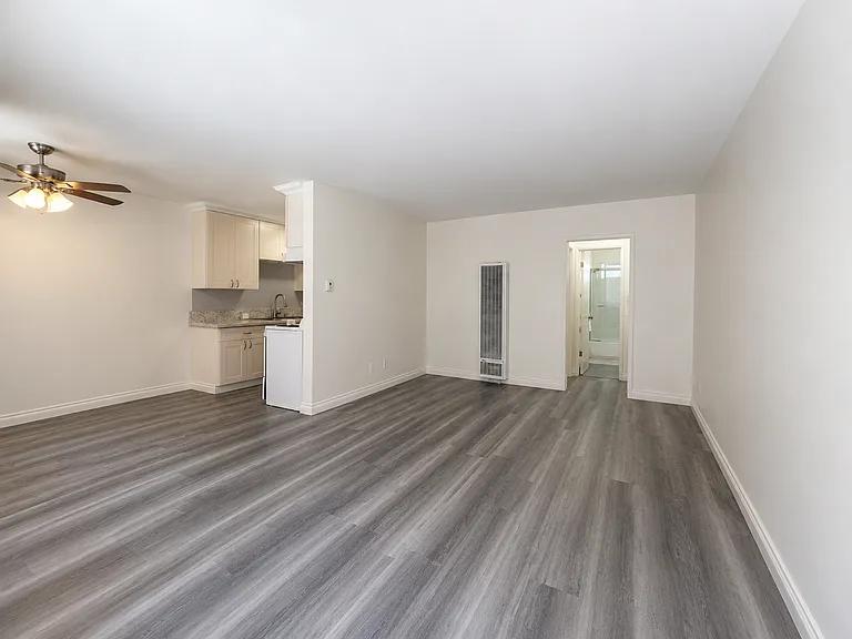 526 E Windsor Rd — Photo 2