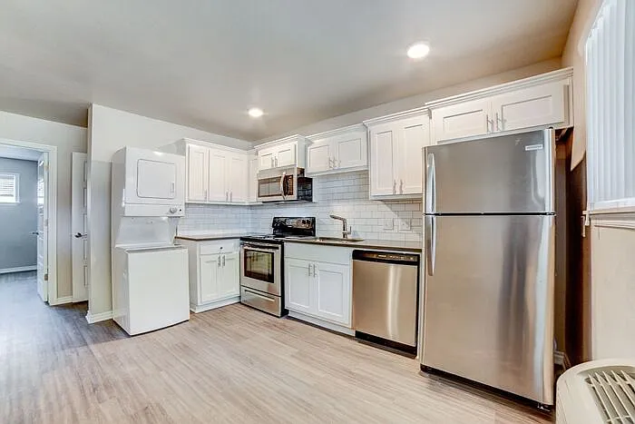 2628 E 8th St #5 — Photo 5