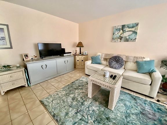 5th image of 269 Seville Ct #L