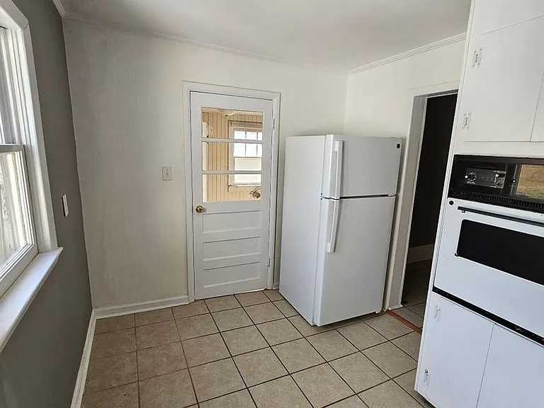 211 W Rasch Rd — Photo 7