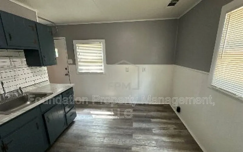 3 bed, 1.0 bath, 875 sqft, $1,000 — Photo 4