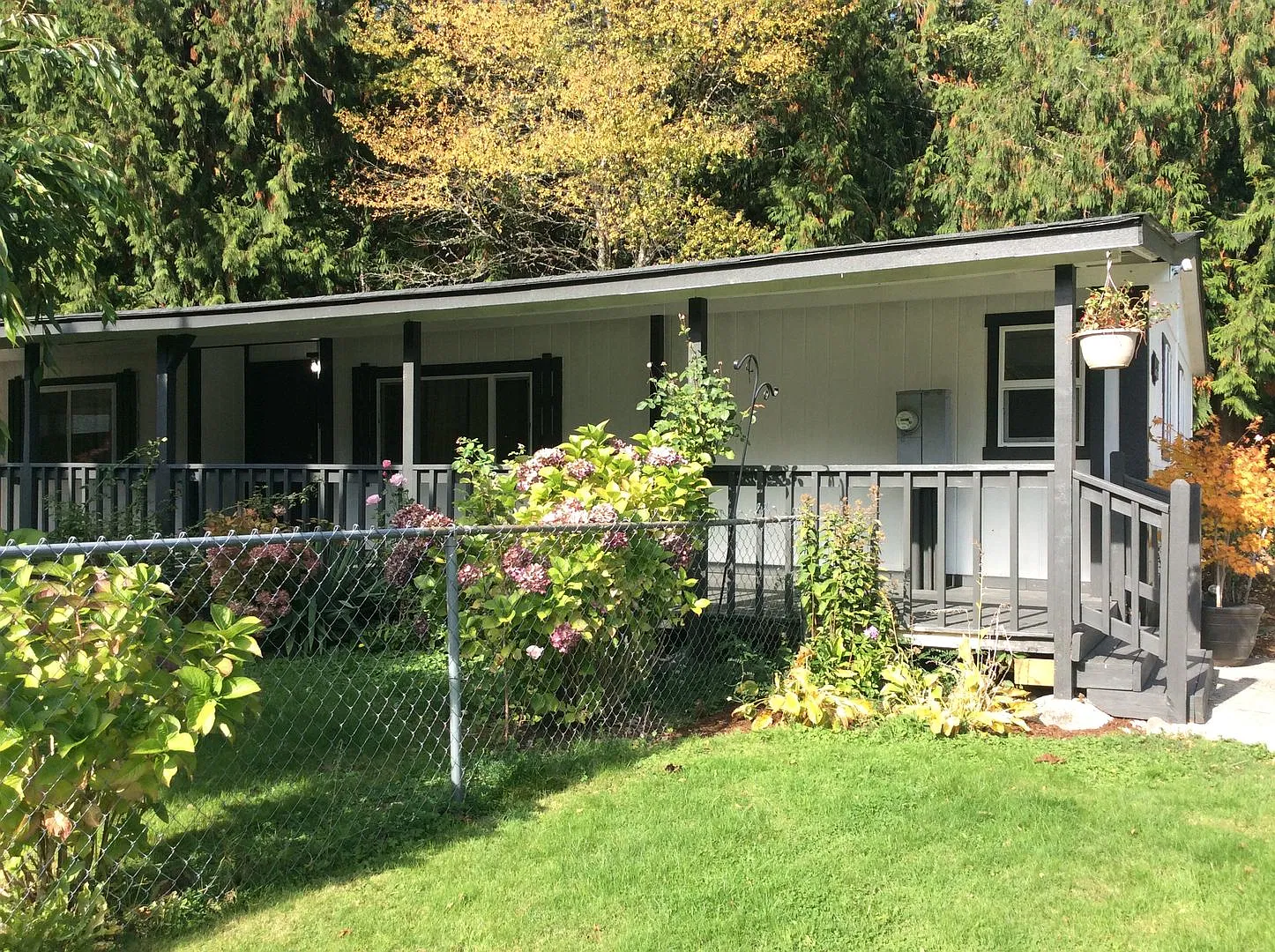 Spacious Manufactured Home on Acreage in Tacoma! — Photo 3