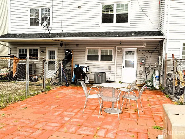 51 Larch St — Photo 30
