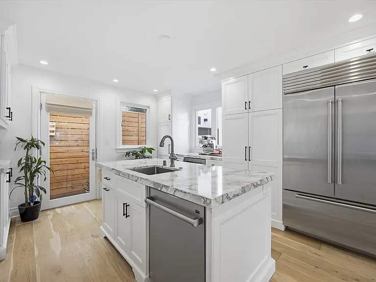 506 Manhattan Ave — Photo 10
