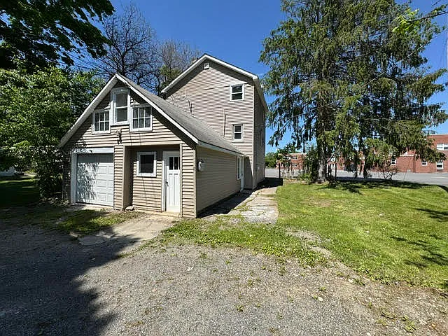 12 Edmunds Ln — Photo 1