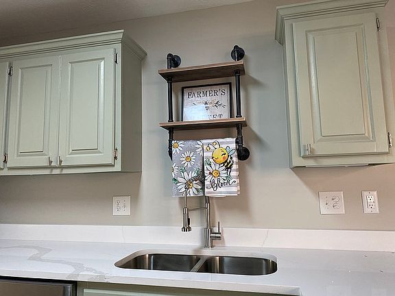 3rd image of 63 Highland Ridge Cv